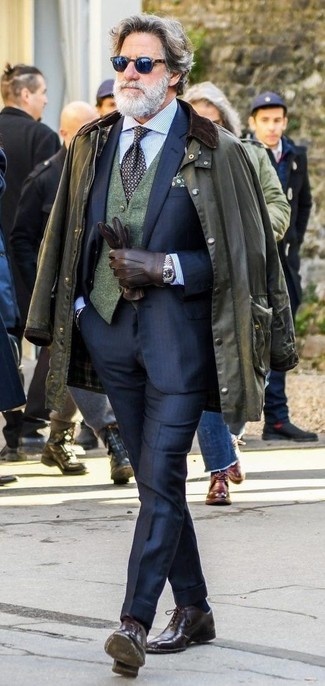 Dunkelbraune Leder Oxford Schuhe kombinieren – 1200+ Herren Outfits: Entscheiden Sie sich für eine olivgrüne Jacke mit einer Kentkragen und Knöpfen und einen dunkelblauen Anzug für eine klassischen und verfeinerte Silhouette. Entscheiden Sie sich für dunkelbraunen Leder Oxford Schuhe, um Ihr Modebewusstsein zu zeigen.