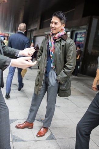 Strick Schal kombinieren – 125 Herren Outfits: Eine olivgrüne Jacke mit einer Kentkragen und Knöpfen und ein Strick Schal sind eine gute Outfit-Formel für Ihre Sammlung. Fühlen Sie sich ideenreich? Entscheiden Sie sich für braunen Leder Derby Schuhe.