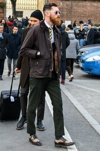 Dunkelbraune Doppelmonks aus Leder kombinieren – 39 Elegante Frühling Herren Outfits: Kombinieren Sie eine dunkelbraune Jacke mit einer Kentkragen und Knöpfen mit einer dunkelgrünen Anzughose für eine klassischen und verfeinerte Silhouette. Vervollständigen Sie Ihr Look mit dunkelbraunen Doppelmonks aus Leder. Dieser Look  ist für die Übergangszeit einfach genial.