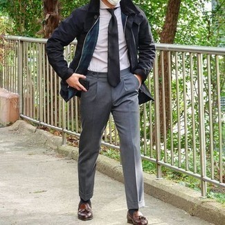 Dunkelblaue Jacke mit einer Kentkragen und Knöpfen kombinieren – 105 Herren Outfits: Etwas Einfaches wie die Wahl von einer dunkelblauen Jacke mit einer Kentkragen und Knöpfen und einer grauen Anzughose kann Sie von der Menge abheben. Braune Leder Slipper mit Quasten sind eine gute Wahl, um dieses Outfit zu vervollständigen.