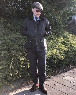 40 Jährige: Dunkelbraune Anzughose kombinieren – 19 Herren Outfits kühl Wetter: Entscheiden Sie sich für eine dunkelbraune Jacke mit einer Kentkragen und Knöpfen und eine dunkelbraune Anzughose für einen stilvollen, eleganten Look. Vervollständigen Sie Ihr Look mit braunen Doppelmonks aus Leder.