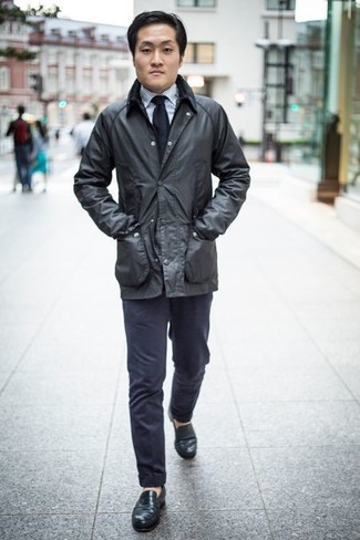 Schwarze Leder Slipper kombinieren – 500+ Frühling Herren Outfits: Paaren Sie eine schwarze Jacke mit einer Kentkragen und Knöpfen mit einer dunkelblauen Chinohose für ein großartiges Wochenend-Outfit. Fühlen Sie sich ideenreich? Wählen Sie schwarzen Leder Slipper. Schon mal so einen tollen Übergangs-Look gesehen?