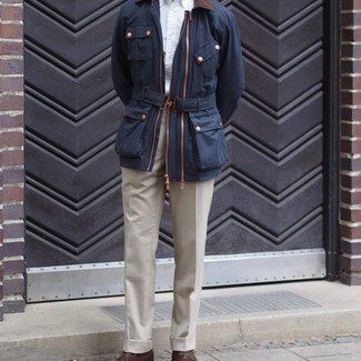 Hellbeige Anzughose kombinieren – 264 Frühling Herren Outfits: Kombinieren Sie eine dunkelblaue Jacke mit einer Kentkragen und Knöpfen mit einer hellbeige Anzughose für eine klassischen und verfeinerte Silhouette. Fühlen Sie sich ideenreich? Komplettieren Sie Ihr Outfit mit braunen Chukka-Stiefeln aus Leder. Ein schöner Look für die Übergangszeit.