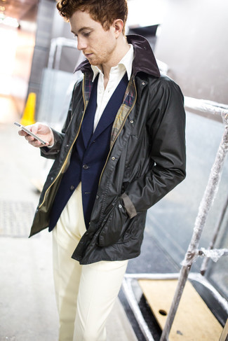 Welche Jacken mit einer Kentkragen und Knöpfen mit dunkelblauen Sakkos zu tragen – 17 Herbst Herren Outfits: Kombinieren Sie eine Jacke mit einer Kentkragen und Knöpfen mit einem dunkelblauen Sakko für einen für die Arbeit geeigneten Look. Dieses Outfit ist ein perfekter Übergangs-Look.
