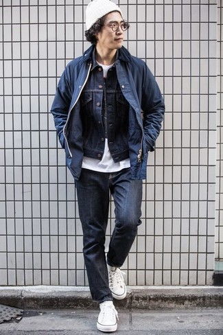 dunkelblaue Jacke mit einer Kentkragen und Knöpfen, dunkelblaue Jeansjacke, weißes und schwarzes bedrucktes T-Shirt mit einem Rundhalsausschnitt, dunkelblaue Jeans für Herren