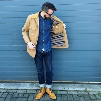 Beige Lederfreizeitstiefel kombinieren – 78 Herren Outfits: Tragen Sie eine beige Jacke mit einer Kentkragen und Knöpfen und dunkelblauen Jeans für einen bequemen Alltags-Look. Fügen Sie eine beige Lederfreizeitstiefel für ein unmittelbares Style-Upgrade zu Ihrem Look hinzu.