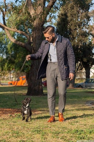 Grauen Hosenträger kombinieren – 39 Herren Outfits: Für ein bequemes Couch-Outfit, kombinieren Sie eine dunkelgraue gesteppte Jacke mit einer Kentkragen und Knöpfen mit einem grauen Hosenträger. Ergänzen Sie Ihr Outfit mit rotbraunen Leder Oxford Schuhen, um Ihr Modebewusstsein zu zeigen.