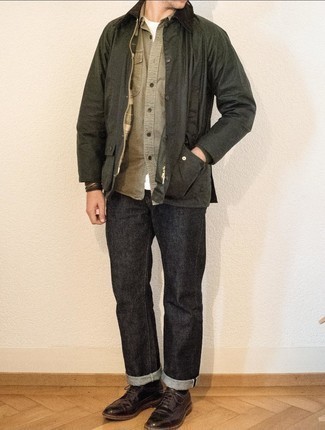 Dunkelgrüne Jacke kombinieren – 500+ Herren Outfits: Kombinieren Sie eine dunkelgrüne Jacke mit dunkelgrauen Jeans für einen bequemen Alltags-Look. Vervollständigen Sie Ihr Outfit mit dunkelbraunen Leder Brogues, um Ihr Modebewusstsein zu zeigen.