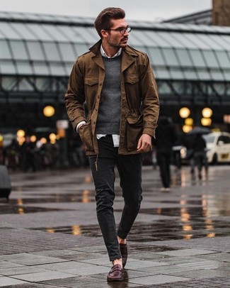 Wie Jeans mit Jacke mit einer Kentkragen und Knöpfen zu kombinieren – 302 Herren Outfits: Vereinigen Sie eine Jacke mit einer Kentkragen und Knöpfen mit Jeans für ein bequemes Outfit, das außerdem gut zusammen passt. Fühlen Sie sich ideenreich? Wählen Sie dunkelbraunen Leder Slipper.