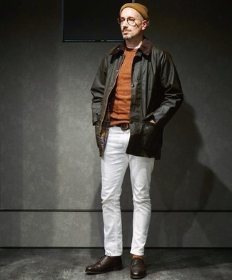 Weiße Jeans kombinieren – 500+ Herren Outfits: Kombinieren Sie eine dunkelgrüne Jacke mit einer Kentkragen und Knöpfen mit weißen Jeans für ein bequemes Outfit, das außerdem gut zusammen passt. Fühlen Sie sich ideenreich? Ergänzen Sie Ihr Outfit mit dunkelbraunen Leder Brogues.