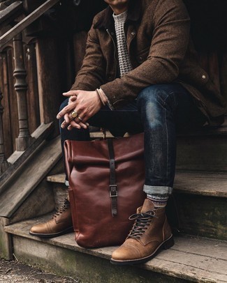 Rucksack kombinieren – 481 Smart-Casual Herren Outfits warm Wetter: Tragen Sie eine braune Jacke mit einer Kentkragen und Knöpfen und einen Rucksack für einen entspannten Wochenend-Look. Eine braune Lederfreizeitstiefel bringen klassische Ästhetik zum Ensemble.