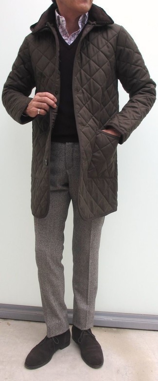Welche Pullunder mit grauer Anzughose zu tragen – 6 Smart-Casual Herren Outfits kühl Wetter: Kombinieren Sie einen Pullunder mit einer grauen Anzughose für eine klassischen und verfeinerte Silhouette. Wenn Sie nicht durch und durch formal auftreten möchten, entscheiden Sie sich für dunkelbraunen Chukka-Stiefel aus Wildleder.