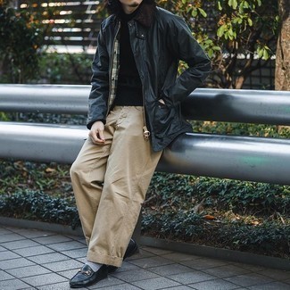 schwarze Jacke mit einer Kentkragen und Knöpfen von STUDIO COLETTI