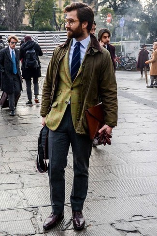 Rote Handschuhe kombinieren – 48 Herren Outfits: Für ein bequemes Couch-Outfit, entscheiden Sie sich für eine olivgrüne Jacke mit einer Kentkragen und Knöpfen und roten Handschuhe. Fühlen Sie sich ideenreich? Ergänzen Sie Ihr Outfit mit dunkelroten Leder Oxford Schuhen.