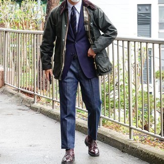 Dunkelblaues Sakko kombinieren – 276 Herren Outfits kühl Wetter: Kombinieren Sie ein dunkelblaues Sakko mit einer dunkelblauen Anzughose für einen stilvollen, eleganten Look. Wenn Sie nicht durch und durch formal auftreten möchten, vervollständigen Sie Ihr Outfit mit einer dunkelroten Lederfreizeitstiefeln.