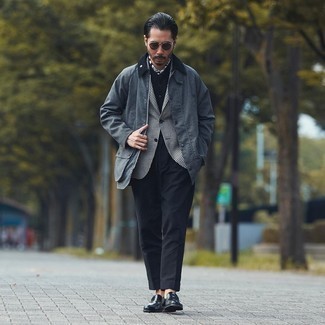 Jacke mit einer Kentkragen und Knöpfen kombinieren – 500+ Herren Outfits: Entscheiden Sie sich für eine Jacke mit einer Kentkragen und Knöpfen und eine schwarze Anzughose für einen stilvollen, eleganten Look. Schwarze Leder Slipper fügen sich nahtlos in einer Vielzahl von Outfits ein.
