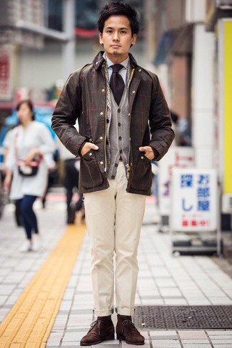 30 Jährige: Welche Chukka-Stiefel mit dunkelbraunen Sakkos zu tragen – 84 Herren Outfits: Paaren Sie ein dunkelbraunes Sakko mit einer hellbeige Chinohose für einen für die Arbeit geeigneten Look. Chukka-Stiefel sind eine perfekte Wahl, um dieses Outfit zu vervollständigen.