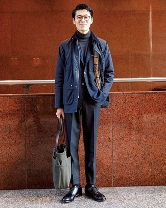Dunkelblaue Jacke mit einer Kentkragen und Knöpfen kombinieren – 105 Herren Outfits: Vereinigen Sie eine dunkelblaue Jacke mit einer Kentkragen und Knöpfen mit einer dunkelgrauen Anzughose für einen stilvollen, eleganten Look. Schwarze Leder Derby Schuhe sind eine großartige Wahl, um dieses Outfit zu vervollständigen.