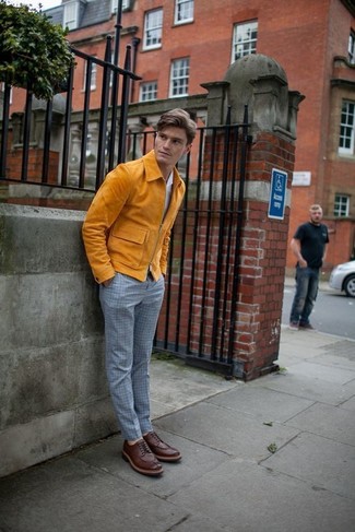 Gelbgrüne Jacke kombinieren – 493 Herren Outfits: Paaren Sie eine gelbgrüne Jacke mit einer hellblauen Anzughose mit Schottenmuster, um einen eleganten, aber nicht zu festlichen Look zu kreieren. Machen Sie Ihr Outfit mit dunkelbraunen Leder Derby Schuhen eleganter.