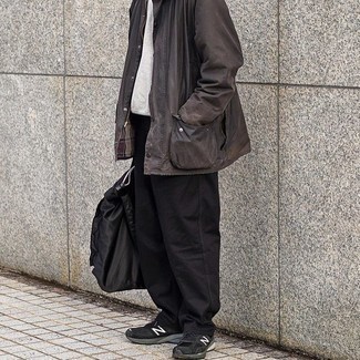 Schwarze Shopper Tasche aus Segeltuch kombinieren – 374 Herren Outfits: Kombinieren Sie eine dunkelbraune Jacke mit einer Kentkragen und Knöpfen mit einer schwarzen Shopper Tasche aus Segeltuch für einen entspannten Wochenend-Look. Ergänzen Sie Ihr Look mit schwarzen Sportschuhen.