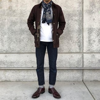 Welche Jeans mit brauner Jacke mit einer Kentkragen und Knöpfen zu tragen – 45 Herren Outfits warm Wetter: Kombinieren Sie eine braune Jacke mit einer Kentkragen und Knöpfen mit Jeans für ein bequemes Outfit, das außerdem gut zusammen passt. Fühlen Sie sich ideenreich? Wählen Sie dunkelroten Leder Derby Schuhe.