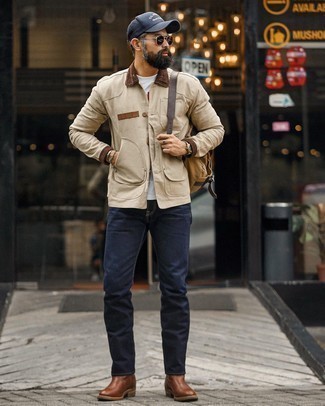 Hellbeige Jacke mit einer Kentkragen und Knöpfen kombinieren – 57 Herren Outfits: Kombinieren Sie eine hellbeige Jacke mit einer Kentkragen und Knöpfen mit dunkelblauen Jeans, um mühelos alles zu meistern, was auch immer der Tag bringen mag. Braune Chelsea Boots aus Leder bringen klassische Ästhetik zum Ensemble.