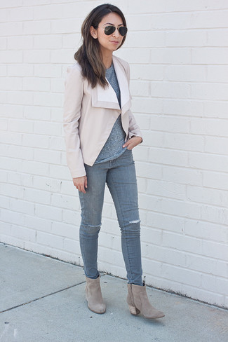 Hellbeige Lederjacke kombinieren – 45 Damen Outfits: Um ein müheloses, lässiges Outfit zu erzielen, probieren Sie diese Kombination aus einer hellbeige Lederjacke und grauen engen Jeans mit Destroyed-Effekten. Graue Wildleder Stiefeletten sind eine kluge Wahl, um dieses Outfit zu vervollständigen.