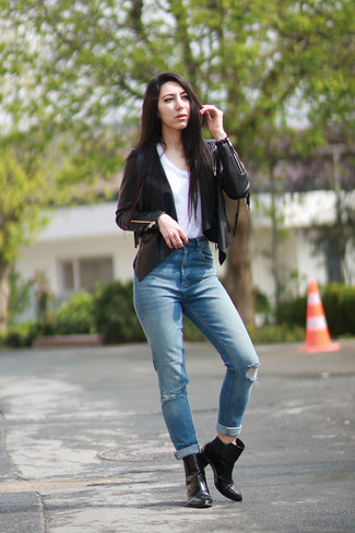 Dunkelblaue enge Jeans mit Destroyed-Effekten kombinieren – 500+ Damen Outfits: Erwägen Sie das Tragen von einer schwarzen Leder Jacke mit einer offenen Front und dunkelblauen engen Jeans mit Destroyed-Effekten - mehr brauchen Sie nicht, um einen idealen ultralässigen Look zu zaubern. Schwarze Leder Stiefeletten sind eine ideale Wahl, um dieses Outfit zu vervollständigen.