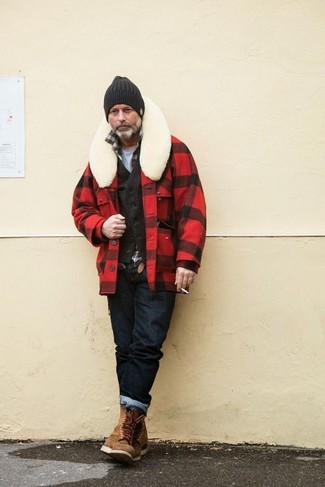 60 Jährige: Wie Jeans mit Arbeitsstiefel zu kombinieren – 3 Herren Outfits