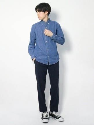 Blaues Jeanshemd kombinieren – 764+ Herren Outfits: Kombinieren Sie ein blaues Jeanshemd mit einer schwarzen Chinohose für einen bequemen Alltags-Look. Vervollständigen Sie Ihr Look mit schwarzen und weißen Segeltuch niedrigen Sneakers.