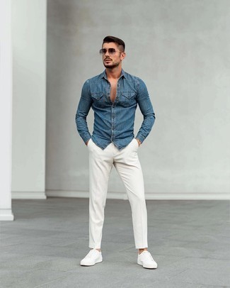 Weiße und dunkelblaue Chinohose kombinieren – 500+ Herren Outfits: Vereinigen Sie ein blaues Jeanshemd mit einer weißen und dunkelblauen Chinohose für ein Alltagsoutfit, das Charakter und Persönlichkeit ausstrahlt. Weiße Segeltuch niedrige Sneakers sind eine großartige Wahl, um dieses Outfit zu vervollständigen.