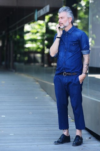 Welche Doppelmonks mit blauen Jeanshemdes zu tragen – 8 Smart-Casual Herren Outfits warm Wetter: Erwägen Sie das Tragen von einem blauen Jeanshemd und blauen Jeans, um mühelos alles zu meistern, was auch immer der Tag bringen mag. Fühlen Sie sich ideenreich? Komplettieren Sie Ihr Outfit mit Doppelmonks.