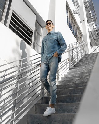 Wie blaues Jeanshemd mit blauer Jeans zu kombinieren – 94 Casual Herren Outfits: Erwägen Sie das Tragen von einem blauen Jeanshemd und blauen Jeans für ein Alltagsoutfit, das Charakter und Persönlichkeit ausstrahlt. Ergänzen Sie Ihr Look mit weißen Segeltuch niedrigen Sneakers.