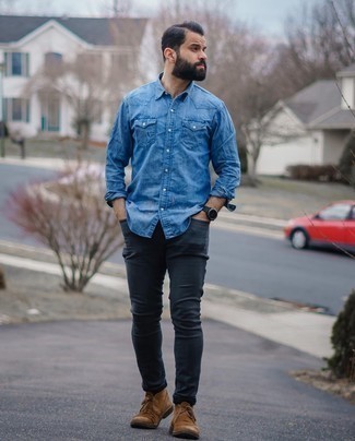 Braune Chukka-Stiefel aus Wildleder kombinieren – 500+ Herren Outfits: Kombinieren Sie ein blaues Jeanshemd mit dunkelgrauen Jeans für ein bequemes Outfit, das außerdem gut zusammen passt. Fühlen Sie sich ideenreich? Entscheiden Sie sich für braunen Chukka-Stiefel aus Wildleder.