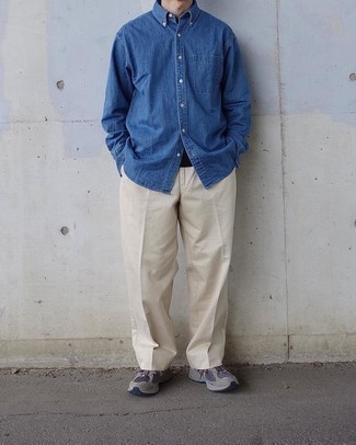 30 Jährige: Blaues Jeanshemd kombinieren – 439 Herren Outfits warm Wetter: Kombinieren Sie ein blaues Jeanshemd mit einer hellbeige Chinohose für ein bequemes Outfit, das außerdem gut zusammen passt. Fühlen Sie sich mutig? Wählen Sie graue Sportschuhe.