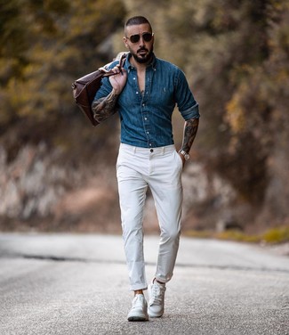 30 Jährige: Braune Reisetasche kombinieren – 173 Herren Outfits warm Wetter: Kombinieren Sie ein blaues Jeanshemd mit einer braunen Reisetasche für einen entspannten Wochenend-Look. Fühlen Sie sich mutig? Vervollständigen Sie Ihr Outfit mit weißen Leder niedrigen Sneakers.