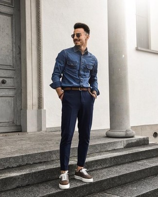 Braunen geflochtenen Gürtel kombinieren – 500+ Herren Outfits warm Wetter: Kombinieren Sie ein blaues Jeanshemd mit einem braunen geflochtenen Gürtel für einen entspannten Wochenend-Look. Schalten Sie Ihren Kleidungsbestienmodus an und machen braunen Segeltuch niedrige Sneakers zu Ihrer Schuhwerkwahl.