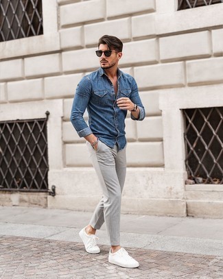Blaues Jeanshemd kombinieren – 764+ Herren Outfits: Vereinigen Sie ein blaues Jeanshemd mit einer grauen Chinohose, um mühelos alles zu meistern, was auch immer der Tag bringen mag. Weiße Segeltuch niedrige Sneakers sind eine perfekte Wahl, um dieses Outfit zu vervollständigen.