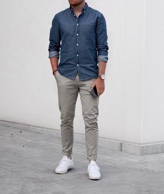 30 Jährige: Weiße niedrige Sneakers kombinieren – 500+ Sommer Herren Outfits: Kombinieren Sie ein dunkelblaues Jeanshemd mit einer grauen Chinohose für einen bequemen Alltags-Look. Ergänzen Sie Ihr Look mit weißen niedrigen Sneakers. Dieser Look  ist für den Sommer einfach genial.