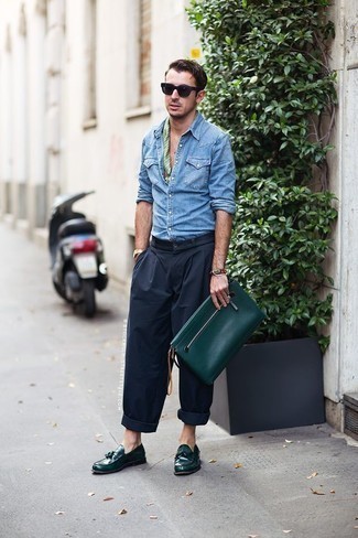 30 Jährige: Dunkelgrüne Clutch Handtasche kombinieren – 20 Herren Outfits warm Wetter: Ein hellblaues Jeanshemd und eine dunkelgrüne Clutch Handtasche sind eine großartige Outfit-Formel für Ihre Sammlung. Fühlen Sie sich ideenreich? Entscheiden Sie sich für dunkelgrünen Leder Slipper mit Quasten.