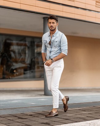 Braune Leder Slipper mit Quasten kombinieren – 500+ Herren Outfits: Kombinieren Sie ein hellblaues Jeanshemd mit einer weißen Chinohose, um einen lockeren, aber dennoch stylischen Look zu erhalten. Fügen Sie braunen Leder Slipper mit Quasten für ein unmittelbares Style-Upgrade zu Ihrem Look hinzu.
