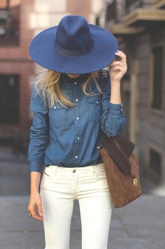 Blaues Jeanshemd kombinieren – 137 Smart-Casual Damen Outfits: Mit dieser Paarung aus einem blauen Jeanshemd und weißen engen Jeans werden Sie die perfekte Balance zwischen unkompliziertem Alltags-Look und modischem Charme erreichen.