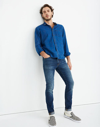 Jeanshemd kombinieren – 500+ Sommer Herren Outfits: Kombinieren Sie ein Jeanshemd mit dunkelblauen Jeans für ein großartiges Wochenend-Outfit. Komplettieren Sie Ihr Outfit mit schwarzen und weißen Slip-On Sneakers aus Segeltuch mit Karomuster. Dieser Look ist perfekt für den Sommer.