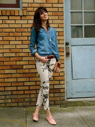 blaues Jeanshemd, weiße enge Hose mit Blumenmuster, rosa Leder Oxford Schuhe, dunkelbrauner Ledergürtel für Damen