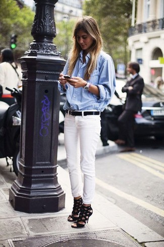 Weiße und blaue enge Jeans kombinieren – 441 Damen Outfits: Möchten Sie ein perfektes, lässiges Outfit zaubern, ist diese Kombination aus einem hellblauen Jeanshemd und weißen und blauen engen Jeans ganz prima. Schwarze Leder Sandaletten sind eine gute Wahl, um dieses Outfit zu vervollständigen.