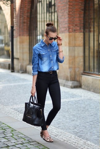 blaues Jeanshemd, schwarze enge Jeans, hellbeige Wildleder Slipper mit Leopardenmuster, schwarze Shopper Tasche aus Leder für Damen