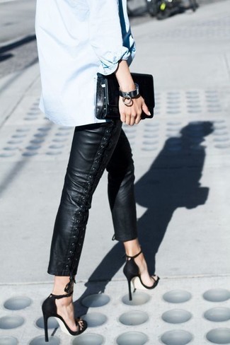 Hellblaues Jeanshemd kombinieren – 206 Damen Outfits: Probieren Sie diese Kombi aus einem hellblauen Jeanshemd und einer schwarzen enger Hose aus Leder, um ein müheloses Outfit zu erhalten. Komplettieren Sie Ihr Outfit mit schwarzen Leder Sandaletten.