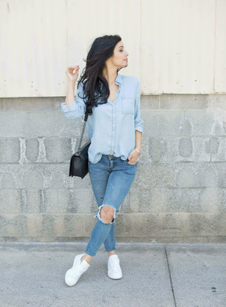 Hellblaues Jeanshemd kombinieren – 206 Damen Outfits: Die Kombi aus einem hellblauen Jeanshemd und blauen engen Jeans mit Destroyed-Effekten sieht so locker und modern aus. Weiße niedrige Sneakers sind eine perfekte Wahl, um dieses Outfit zu vervollständigen.