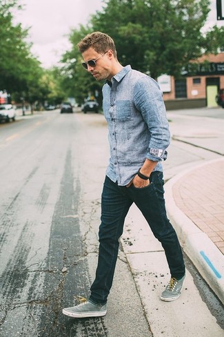 Dunkelblaue enge Jeans kombinieren – 500+ Herren Outfits: Ein hellblaues Jeanshemd und dunkelblaue enge Jeans sind eine großartige Outfit-Formel für Ihre Sammlung. Setzen Sie bei den Schuhen auf die klassische Variante mit grauen Leinenschuhen.