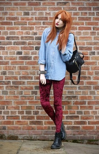 Dunkelrote enge Jeans kombinieren – 77 Damen Outfits: Ein hellblaues Jeanshemd und dunkelrote enge Jeans sind super geeignet, um einen stilsicheren, legeren Look zu erzeugen. Fühlen Sie sich mutig? Entscheiden Sie sich für schwarzen flache Stiefel mit einer Schnürung aus Leder.